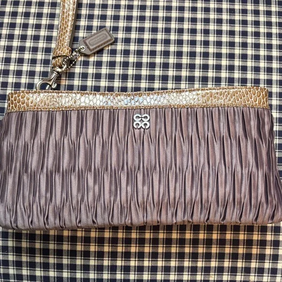 Coach Madison wristlet, limited edition in a  pleated satin design - Picture 2 of 14